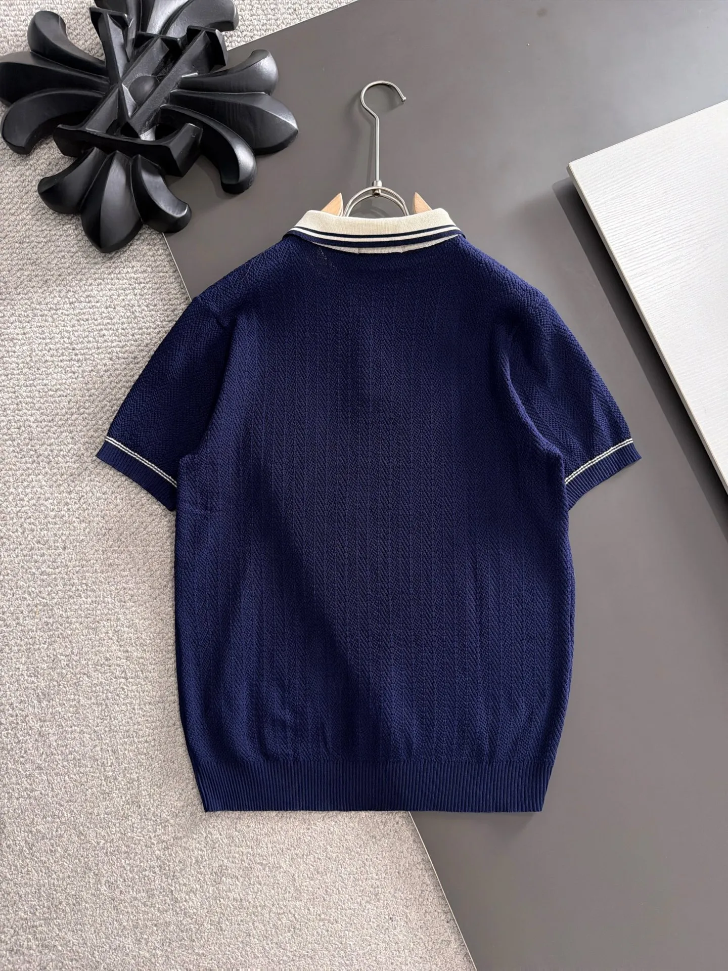 Shipping next day TR high quality - The Row 26ss New Arrival men's short-sleeved T-shirt. Like LP and BC, it belongs to the same old-money style top-notch light luxury brand. The New Arrival Original men's casual short-sleeved shirt is made of combed cotton yarn knitted imitation cotton fabric. Exclusive Premium custom-controlled raw materials. 14-needle precision knitting. The iconic waffle soul is woven. The three-dimensional texture flows with subtle light and shadow. Viewed from a distance, it is introverted. It shows when you touch it closely. It feels substantial when weighed. The upper body is also more textured than ordinary T-shirts. Fashionable Versatile Hot Sale. It is skin-friendly and comfortable to wear. Premium boutique. The upper body is made of Factory's fine workmanship. A must-have item for men. Complete with three standards. Sizes M-3XL